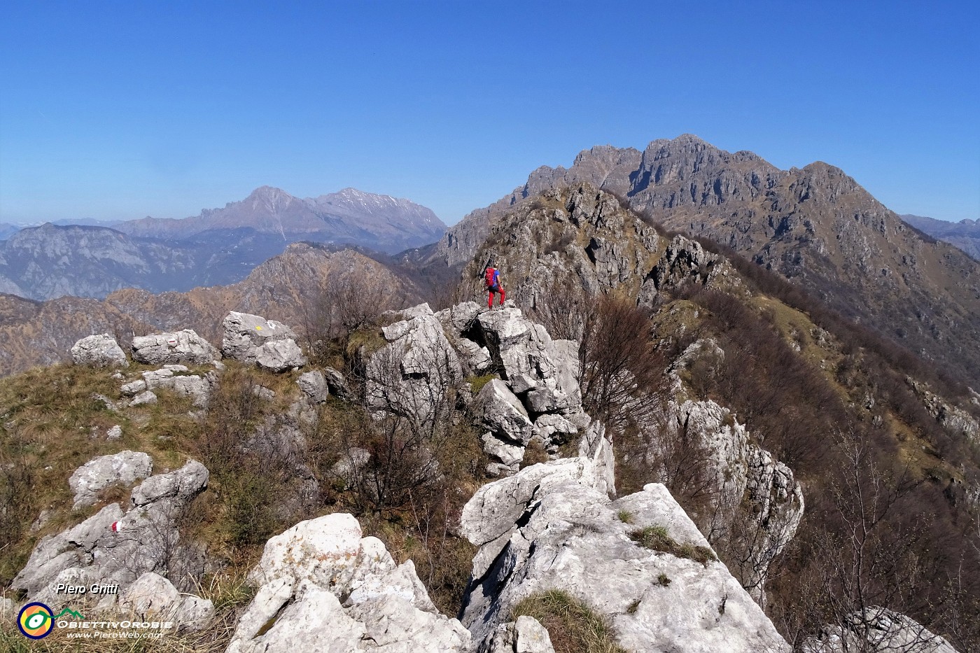 50 Avanti in cresta tra roccette per la terza cima, Corna Camozzera .JPG -                                